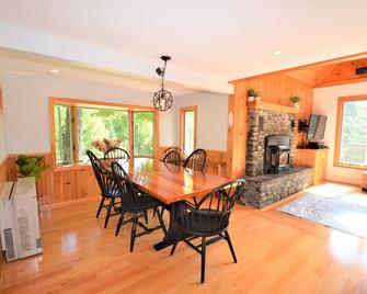Edelweiss Alpine Retreat: A Luxurious 5 Bed Ski Chalet near Jay Peak, Vermont - Westfield - Comedor