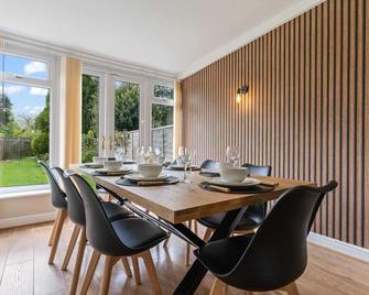 Free Parking, 3 Bedroom House, 6 Beds,, Birmingham Solihull Nec A45 M40 M6 M42 - Driveway Groups Families Contractors & Free Netflix Arz Stays - Birmingham - Dining room