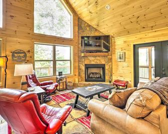 Murphy Mtn Retreat Wraparound Deck and Hot Tub - Murphy - Living room