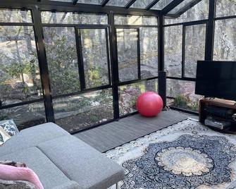 Tranquil Haven of Natural Beauty - West Vancouver - Living room