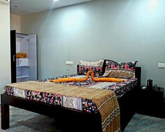 Rock Bite Beach Resort - Morjim - Bedroom