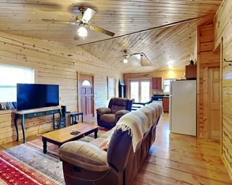 Peek-a-boo Cabin - Ruidoso - Oturma odası