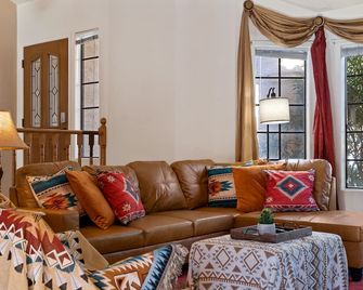 Southwestern Paradise, Simply Classic 4Bed 3Bath - Оро-Вейлі - Вітальня