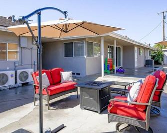 5br/3ba Cool Cozy Home W/Gate, Arcade & Fire Pit - San Gabriel - Patio