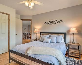 Charming Mills River Home with Porch and Yard! - Mills River - Bedroom
