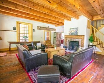 Black Walnut Tree Farm: 50-Acres + Private Pond - Highland - Living room