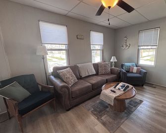 1 Block to the Beach! Firepit, 2 Bikes, Sleeps 4 - Two Rivers - Wohnzimmer