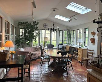 Laurel Highlands Family Getaway | Heated Pool & Country Charm | Sleeps Eight - Greensburg - Eetruimte