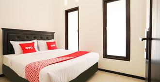 OYO 1743 Anie Residence - Surabaya - Bedroom