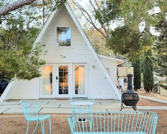 Cozy 1960s A- Frame with Mountain Views - Bodfish - Patio