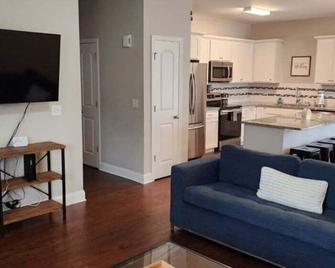 Countryside Escape with free wifi, in house laundr - Trenton - Living room