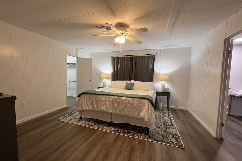 Centrally located 55+ community - Green Valley - Bedroom