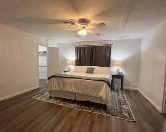 Centrally located 55+ community - Green Valley - Bedroom