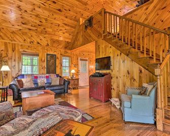 11 Mi to Boone Secluded Pet-Friendly Cabin! - Todd - Sala de estar