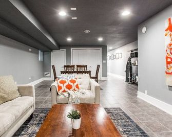 Spacious Bronzeville Gem Garden lvl Near Downtown, University of Chicago, Museum - Chicago - Living room