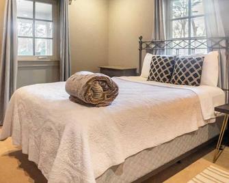 Steps to Bentonville Square & Trails - Bentonville - Bedroom