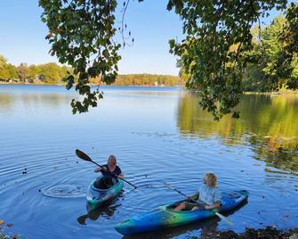 Lake life the way it used to be. Sweet cabin on a private and serene lake. - Syracuse