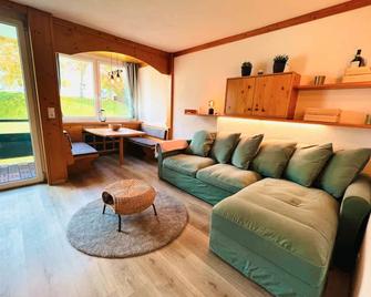 Wellness-Apartment Seefeld and Chill SPA im Zentrum mit Pool, Sauna und Netflix for free - Seefeld - Living room