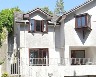 Sunny Family House Above Estuary With Parking For 2 Cars. 10 Min Walk From Town - Salcombe - Bangunan