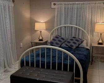 Sonoran desert get away charming adobe house, screened porch, lounge in Oracle - Oracle - Bedroom