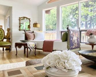 Waterfront Private cottage | New Reno | 9 guests - Wiarton - Living room