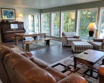 Argo's Landing - Bamfield - Living room