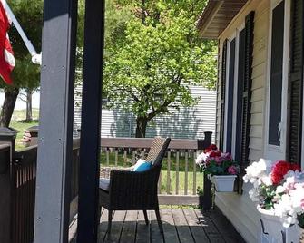 A Stone's Throw from Lake Superior, the bay and downtown pet friendly - Grand Marais - Balcony