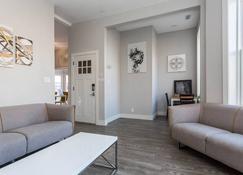 The Double Play, Wrigley Field Flats -Cubs!- Located Right next to Wrigley and Transit - - Chicago - Living room