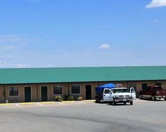 Adobe Inn Motel - Clint - Building