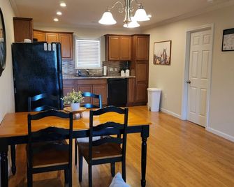 Newly Renovated Full Family Apt. - Centrally Located in Nauvoo - some stairs - Nauvoo - Dining room