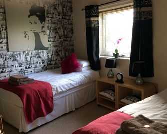 City Centre Riverside .Sleeps 5 ,car parking .no commercial vehiclesbrfree wifi - York - Bedroom