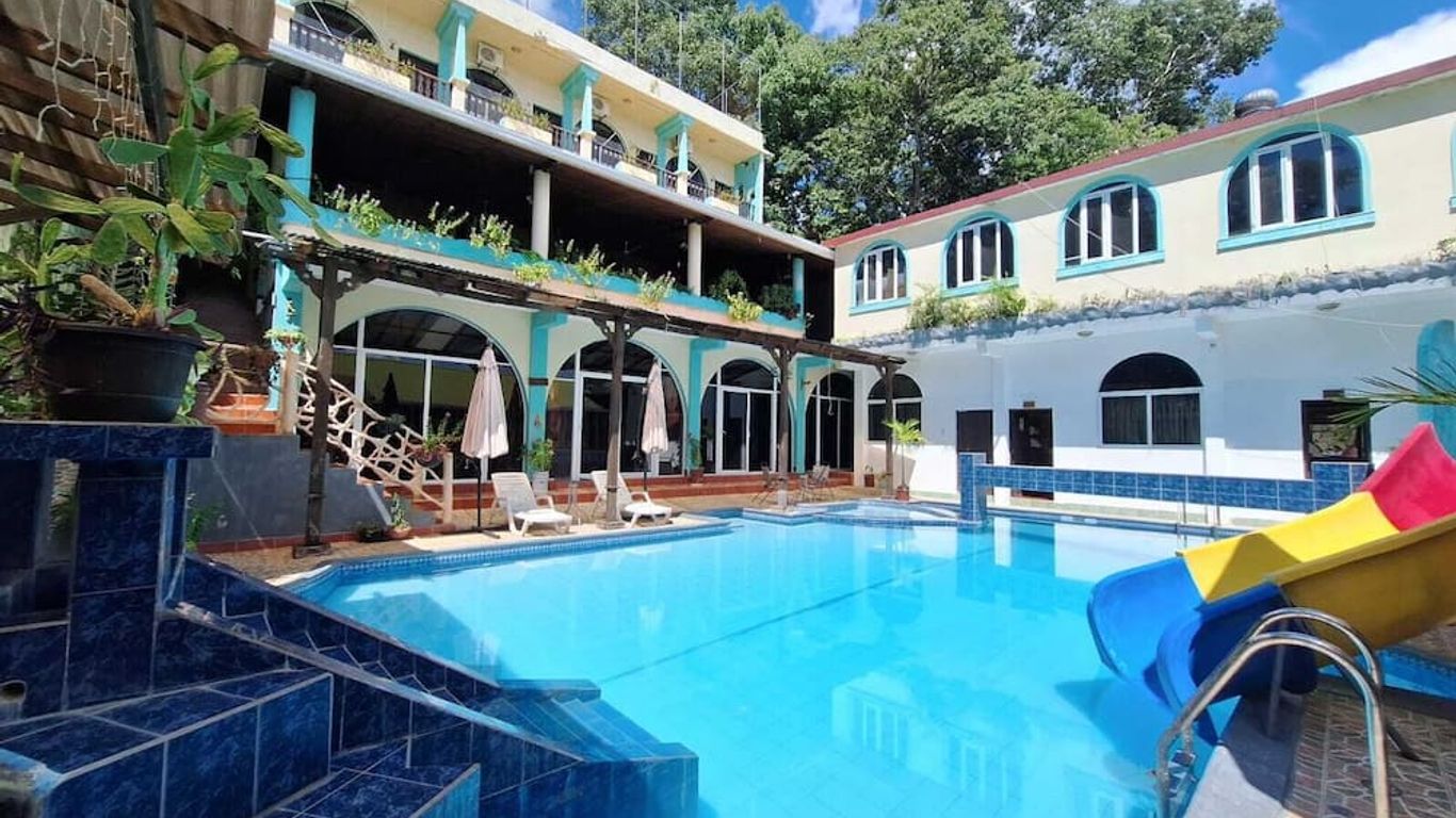 La Ribiera del Lago Peten Itza