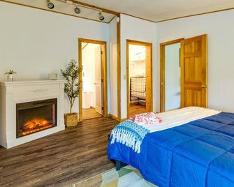 Charming Watkins Glen Home with Deck and Yard! - Watkins Glen - Bedroom