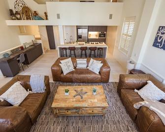 Superb Renovated Three-Bedroom Beach House - Marina del Rey - Living room