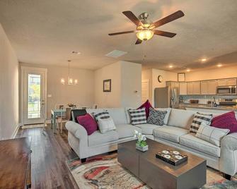 College Station Townhome with Furnished Patio! - College Station - Living room