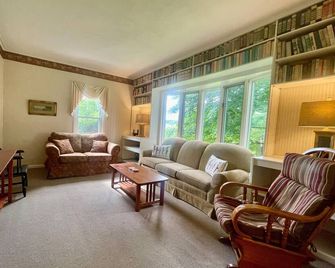 Douglaston Salmon Run - Manor Lodge - Pulaski - Obývací pokoj