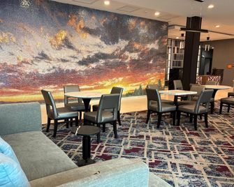 La Quinta Inn & Suites by Wyndham Athens - Athens - Eetruimte