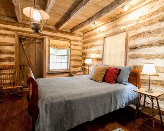 Austin St. Retreat - Maria's Suite | Pet friendly - Fredericksburg - Bedroom