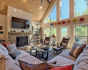 Luxe Mountain Top Home with Panoramic Views - Dillard - Living room