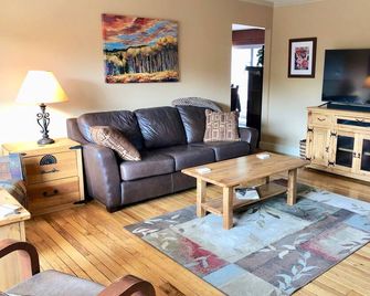 Wonderful 3 BR & 2 LR home steps fr OC GC, pb & tennis, pets ok Summer available - Village of Oak Creek - Sala de estar