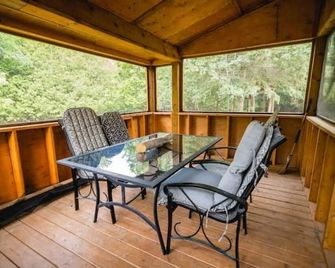 Unique Glamping RV on 100 acres 1 hr from Toronto - Port Perry