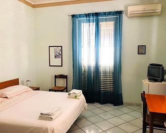 B&B Padre Pio - Mascali - Camera da letto