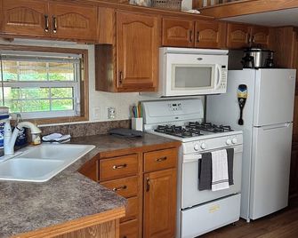 1 bedroom, 2 loft Park Model in campground in Marquette, Iowa. - Marquette - Kitchen