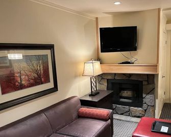 GetAways at the Lodge at Kingsbury Crossing - Stateline - Living room