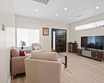 Elegant Midtown Getaway - San Gabriel - Living room