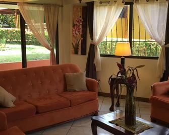 Beautiful first floor location with private pool!! - Golfito - Sala de estar