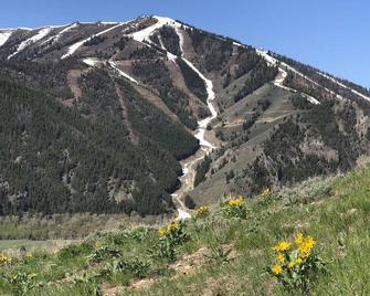 Tiny Condo, Quietly Nestled in Sun Valley - Sun Valley - Building
