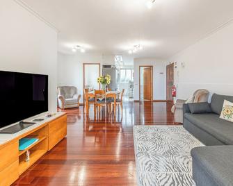 Cozy Seaside Cottage Ocean Views and Near Beach - Caniço - Sala de estar