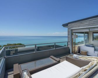 Dromana Relaxation Escape by Ready Set Stay- Positioned on a cliff & WiFi - McCrae - Balcony