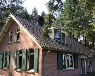 Romantic, quiet large apartment in the forest with great views - Holten - Gebäude